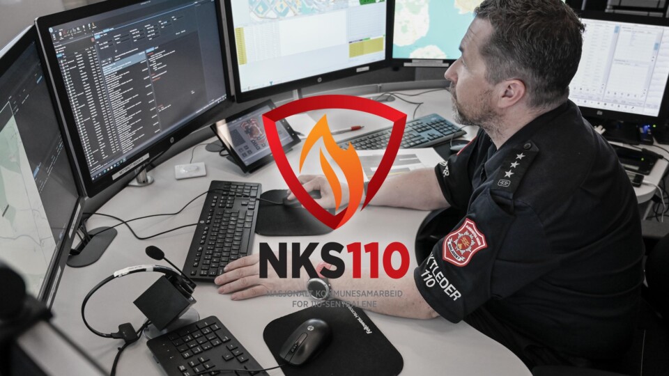 Reklamebilde fra 110 sentralen innlandet. Person sitter foran skjermer og følger med på aktivitet