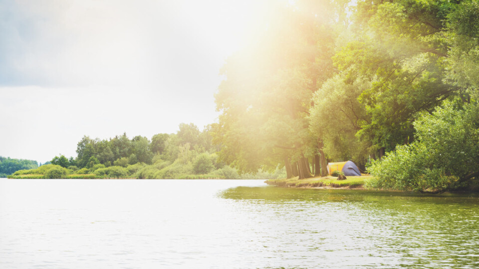 Telt ved et lite vann, sommer i norge