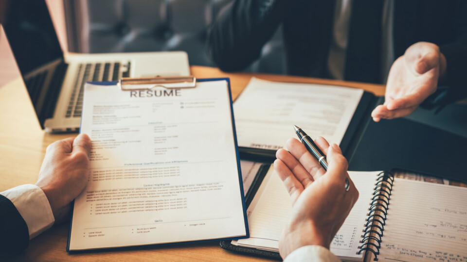 Person leser en CV